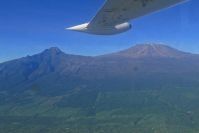 Flug am Kilimanjaro vorbei, in Richtung Masai Mara